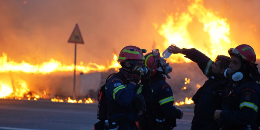ARCHIV - Feuerwehrleute kämpfen mit einem großen Waldbrand im Dorf Karyes auf der ostägäischen Insel Chios. Foto: Pantelis Fykaris/Politischios.gr via AP/dpa