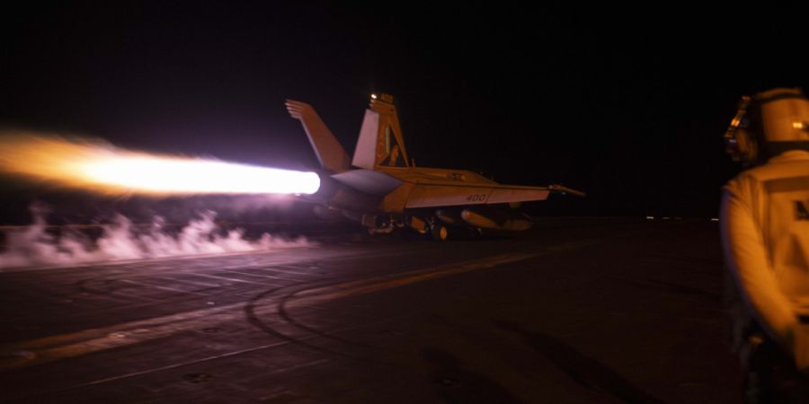 ARCHIV - Auf diesem von der US Navy heraus gegebenem Bild startet ein F/A-18E Super Hornet-Kampfflugzeug der US-Marine vom Flugdeck des Nimitz-Klasse Flugzeugträgers USS Dwight D. Eise...