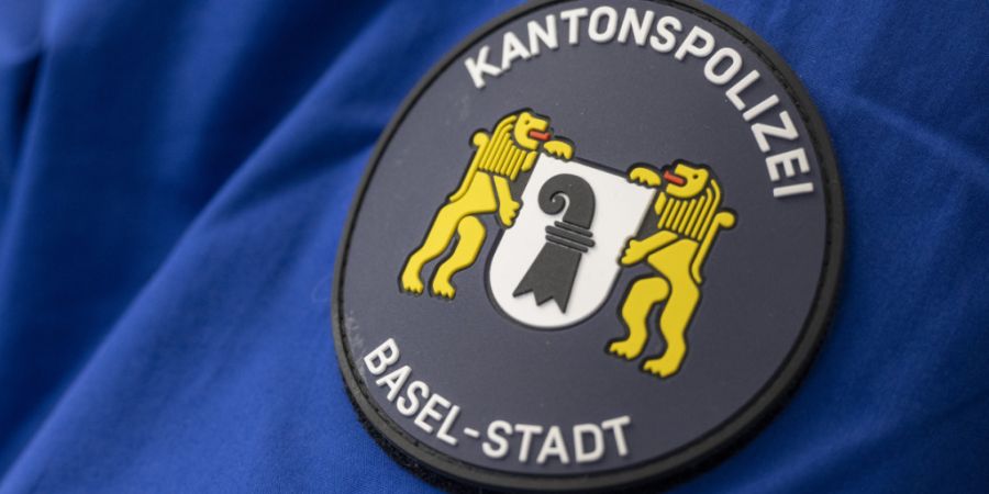 Die Kantonspolizei Basel-Stadt stand am Mittwoch nach einer Kollision zwischen einem Fussgänger und einem Velofahrer im Einsatz. (Symbolbild)
