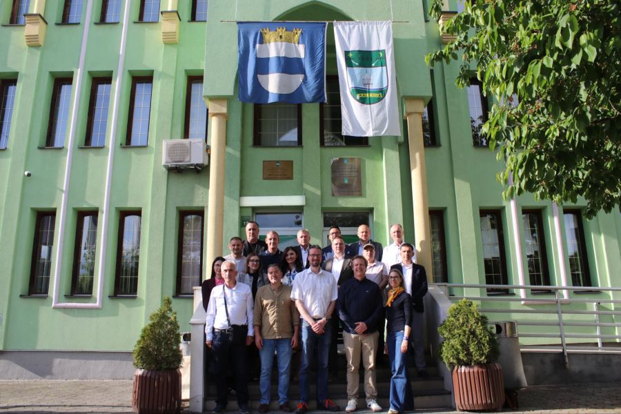 Die Delegation aus Zug (erste Reihe) mit Gemeindevertreterinnen und -vertretern vor dem Stadthaus in Kalesija.