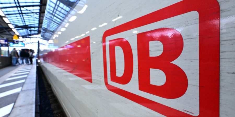 Der Verkehr der Deutschen Bahn ist wegen einer Funkstörung bundesweit eingestellt. (Archivbild)
