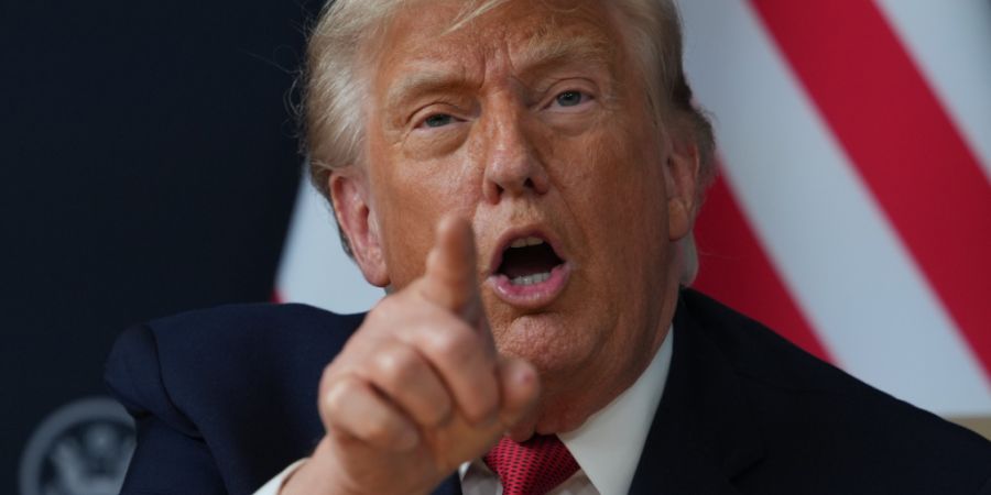 ARCHIV - US-Präsident Donald Trump gestikuliert. Foto: Julia Demaree Nikhinson/AP/dpa