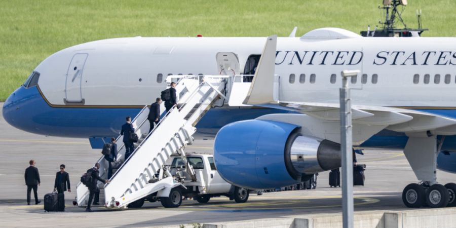 Das Flugzeug «Air Force Two» steht auf dem Flugplatz in Emmen LU bereit für die Abreise von US-Vizepräsident JD Vance.