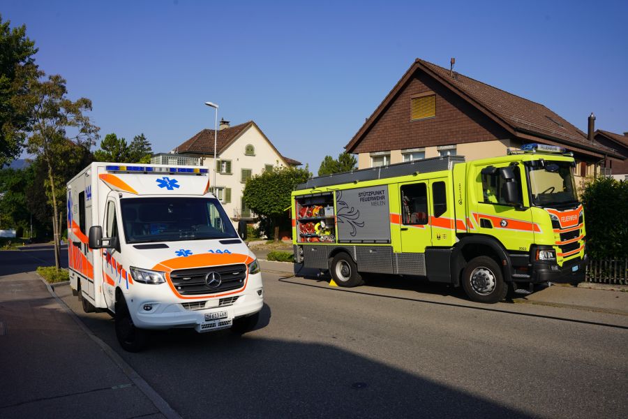 Aufgrund der Endlage der beiden verunfallten Fahrzeuge sowie auslaufender Flüssigkeiten, musste die Forchstrasse in beide Richtungen gesperrt werden.