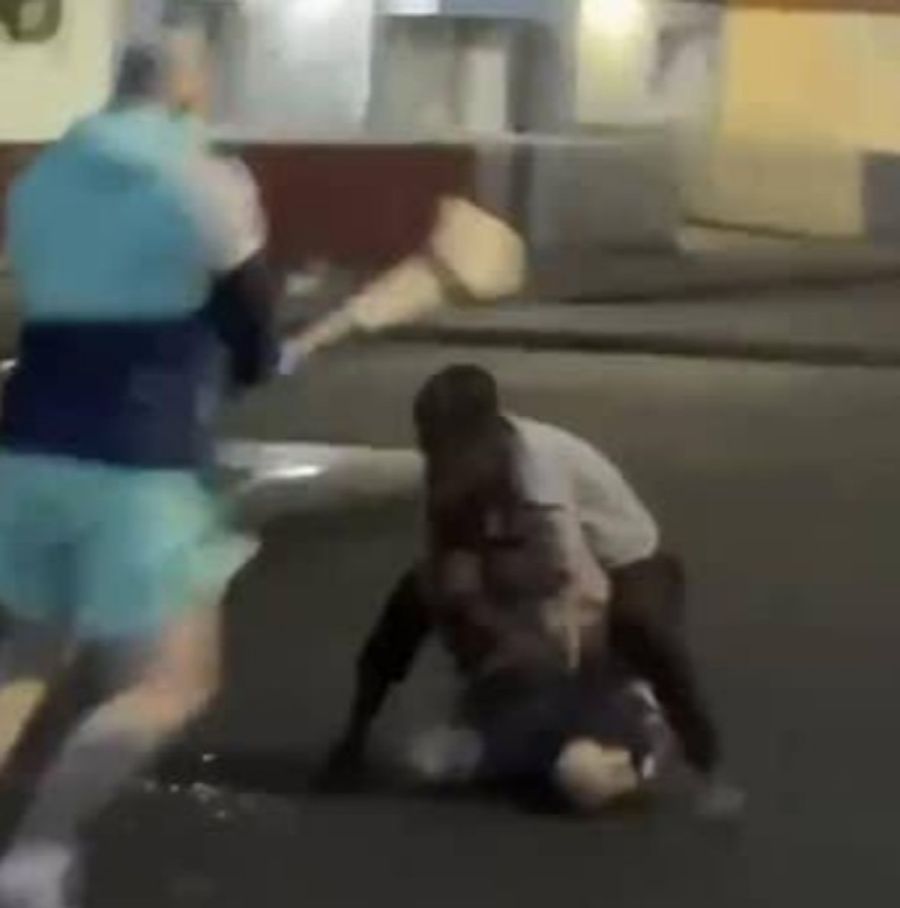 Couragierte Passanten griffen nach einer Weile ein, um den Angreifer vom Opfer zu trennen – einer von ihnen mit einem Hurling-Stock.