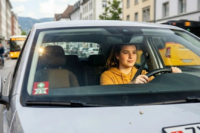 Frau Steuer Auto