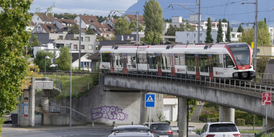 Ein Zug der SBB und Seetalbahn kurz vor dem Bahnhof im Dorfzentrum von Hochdorf. (Symbolbild)