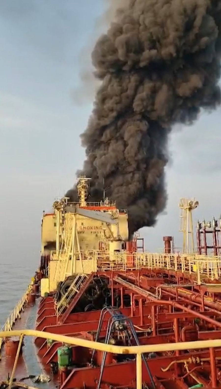 Ein getroffener Tanker brennt lichterloh. Für viele Besatzungsmitglieder war das keine Ausnahme, sondern Alltag.