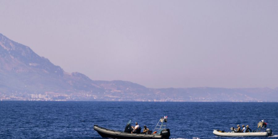 Motorboote beteiligen sich an einer Suchaktion nach Vermissten, zwei Tage nach einer Fährkatastrophe vor der Küste Zyperns in der Nähe des Hafens von Kyrenia im türkisch besetzten N...