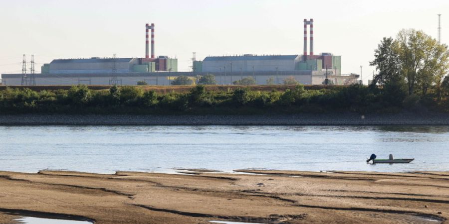 Das flusswasser-gekühlte ungarische AKW Paks mit seinen vier Reaktorblöcken läuft wegen des niedrigen Donaustands im Minimalbetrieb. (Archivbild)