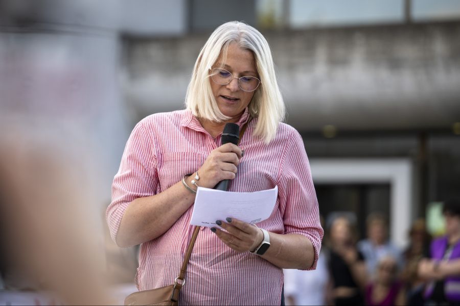 Iwona L., Opfer des Ex-Aargauer-Grossrats, sprach dabei zu den Leuten.