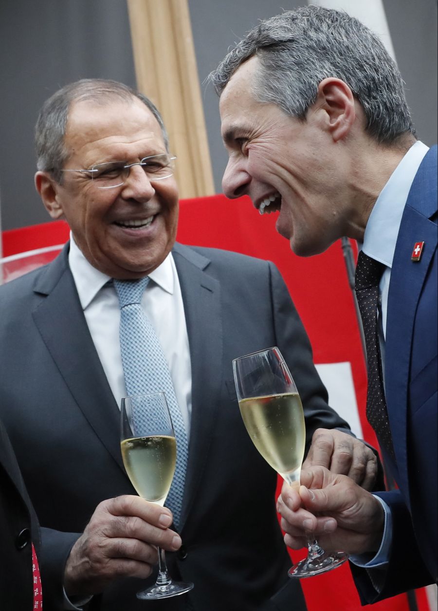 Die Aussenminister Sergej Lawrow (l.) und Ignazio Cassis stossen im Juni 2019 in Moskau an.