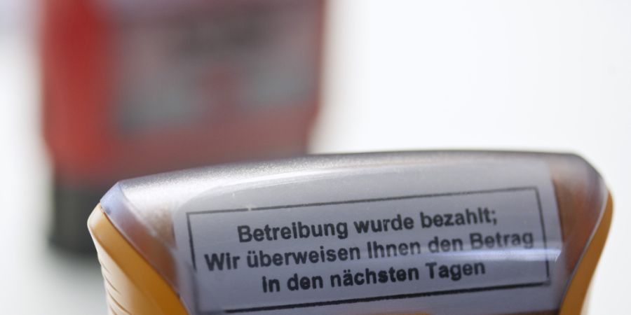 Betreibungen sind ein Hindernis bei der Wohnungssuche oder beim Autoleasing. (Archivbild)