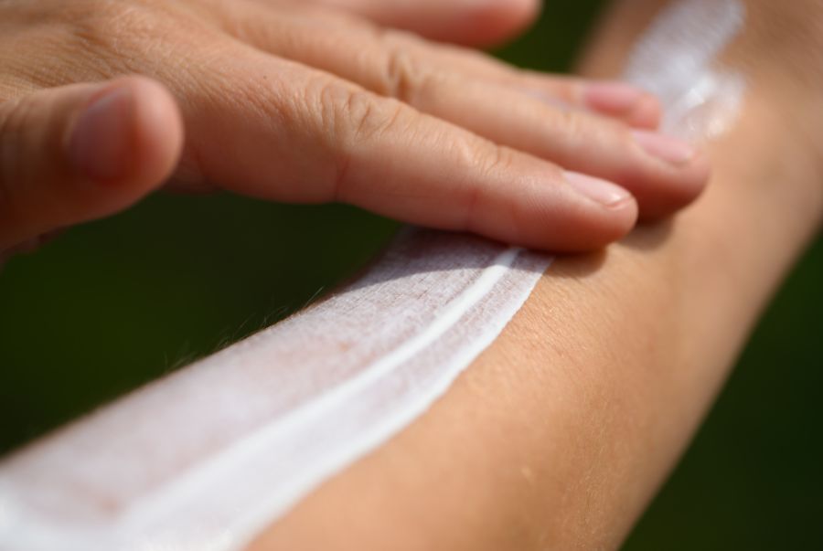 Wer meint, dank des Schirms auf die klebrige Sonnencrème verzichten zu können, täuscht sich.