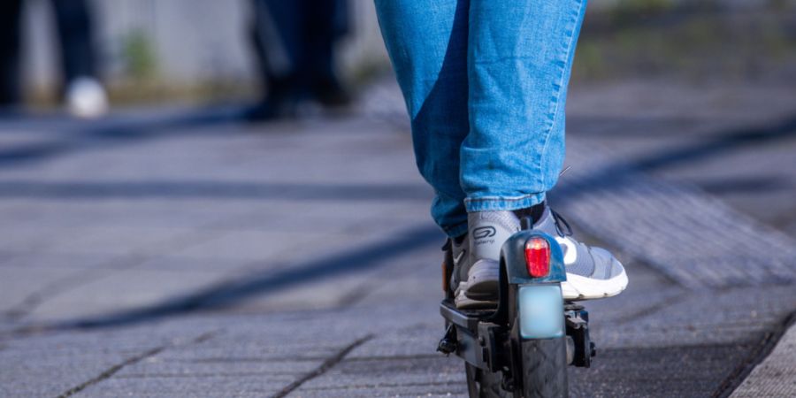 ARCHIV - Ein Mann fährt mit seinem E-Scooter über den Bahnsteig. Foto: Jens Büttner/dpa/Symbolbild