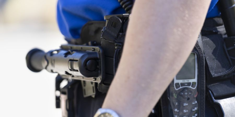 Die Polizei tappt nach dem Raubüberfall auf eine Seniorin in Oberwil BL im Dunkeln. (Symbolbild)
