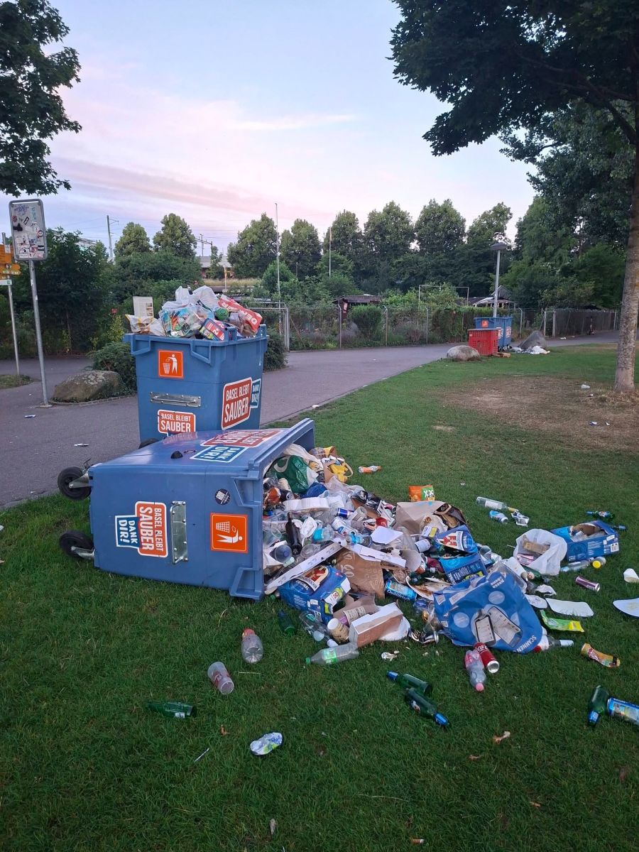 Diese beiden Müll-Container am Birsköpfli waren bis über den Rand voll gefüllt, einer lag umgekippt auf dem Boden.