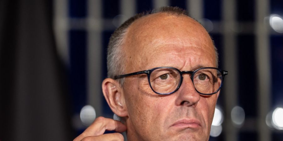 Bundeskanzler Friedrich Merz (CDU) nimmt an einer Pressebegegnung beim Arktis Gipfels teil. Während der auf außenpolitischer Mission ist, brodelt es in der Heimat heftig um seine Bund...