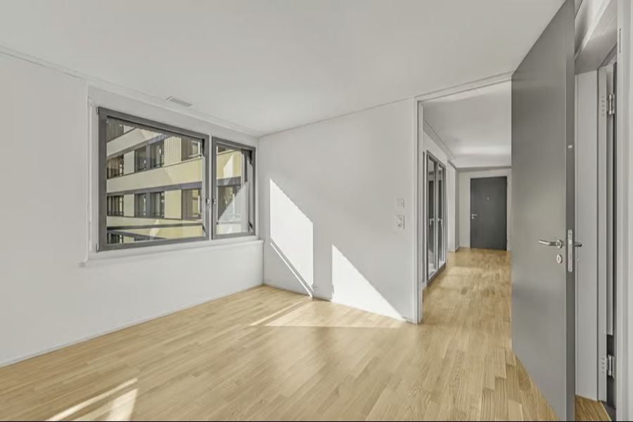 Die Miete einer 4,5-Zimmer-Wohnung des Hauses mit Pool in Schlieren beträgt rund 3200 Franken.