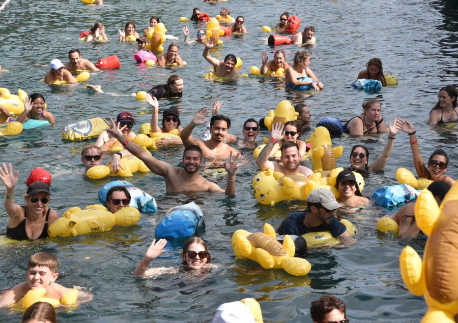 Bei dieser Hitze, der willkommene Sprung in die Limmat – überall gut gelaunte Schwimmerinnen und Schwimmer.