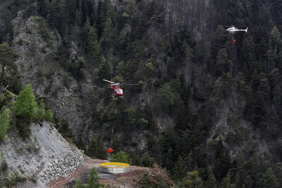 Um einen Waldbrand zu löschen, braucht es viel Wasser, das zum Teil weit transportiert werden muss.