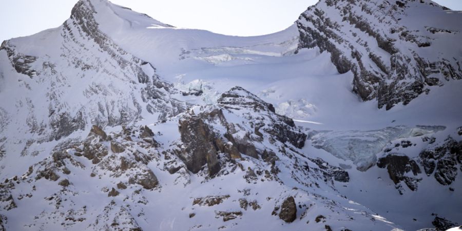 Der Bergsteiger wurde unterhalb des Spitzen Steins (Mitte im Bild) in Kandersteg BE tot geborgen. (Archivbild)