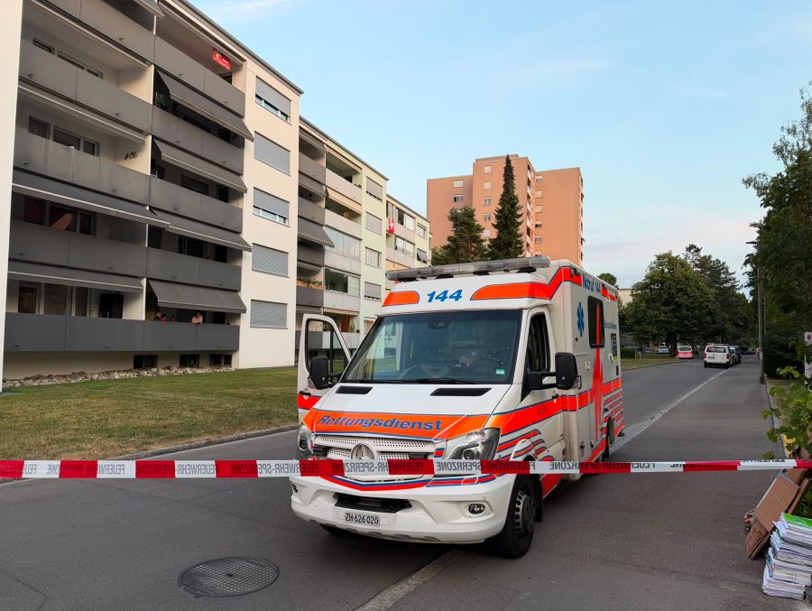 Auch der Rettungsdienst ist vor Ort.