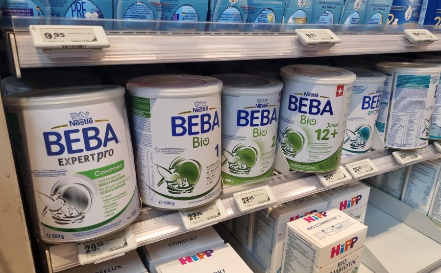 Nach dem Rückruf Anfang Jahr liegen die Verkäufe von Nestlé-Babynahrung weiter unter früherem Niveau.
