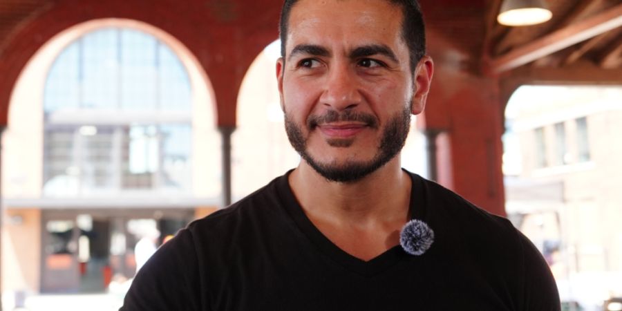 Der als progressiv geltende Demokrat Abdul El-Sayed besucht am Tag der Vorwahlen in Michigan den Eastern Market in Detroit. Foto: Julia Demaree Nikhinson/AP/dpa