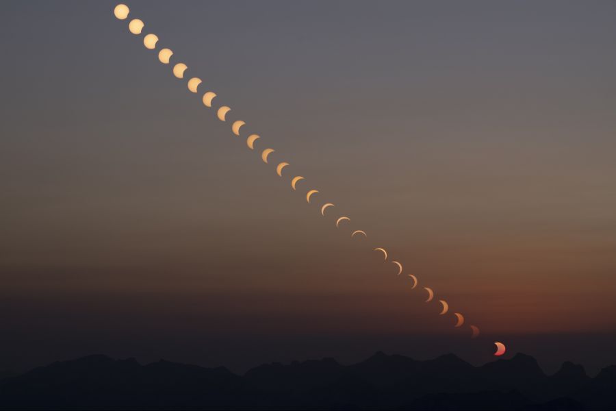 Das Zeitraffer-Foto zeigt den Verlauf der Sonnenfinsternis in der Schweiz.