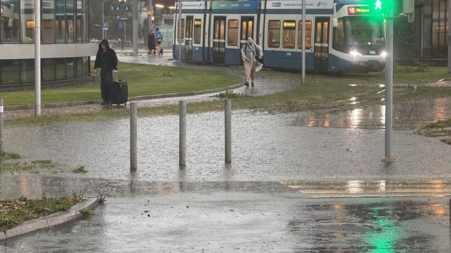 Auch beim Bahnhof Tiefenbrunnen wurden Strassen überflutet.