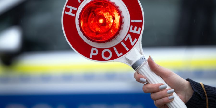 Der minderjährige Rollerfahrer ignorierte die Polizei und fuhr davon. (Symbolbild)