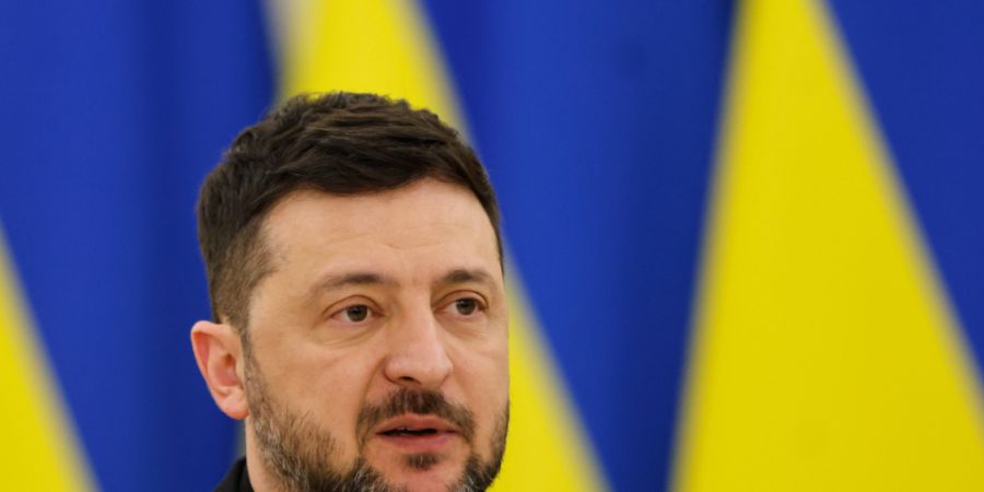 ARCHIV - Der ukrainische Präsident Wolodymyr Selenskyj spricht während einer gemeinsamen Pressekonferenz mit dem litauischen Präsidenten Nauseda und dem polnischen Präsidenten Nawro...
