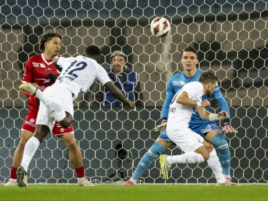 Dieser Kopfball von Ifeanyi Mathew bereitet Winti-Keeper Marvin Keller keine Mühe.