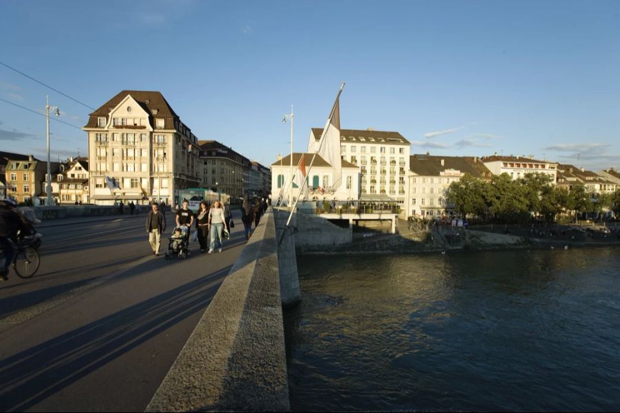 Wer lieber am Rhein hockt, kann im Hotel Krafft auf der Terrasse etwas trinken gehen.