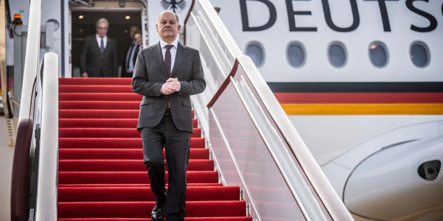 Bundeskanzler Olaf Scholz (SPD) steigt am Flughafen von Chongqing in China aus dem Flugzeug.