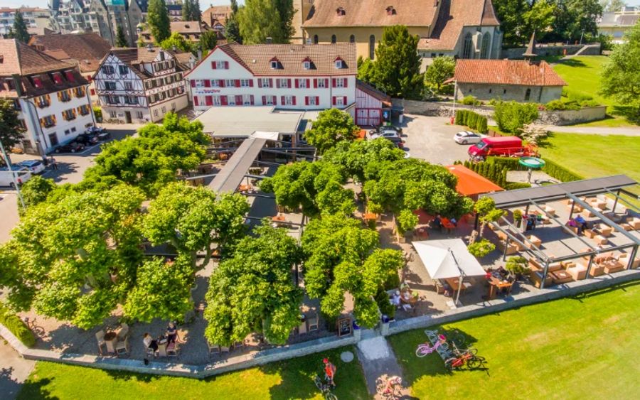 Im Sommer betreibt das Restaurant eine grosse Gartenwirtschaft.