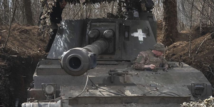 Ukrainische Soldaten bereiten sich auf den Abschuss einer 152-mm-Panzerhaubitze 2S3 auf russische Stellungen an der Frontlinie vor. Foto: Efrem Lukatsky/AP/dpa