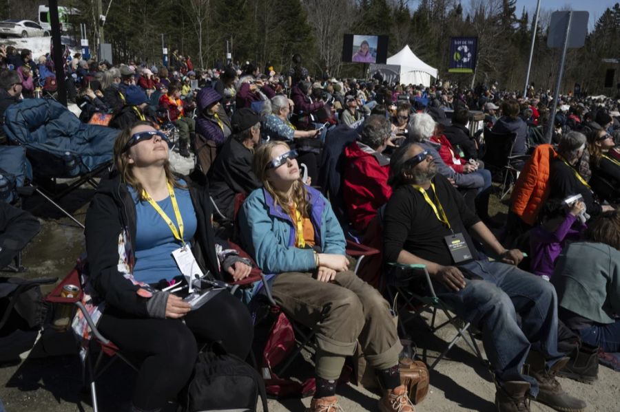 Menschen beobachten in Quebec/Kanada die Sonnenfinsternis.