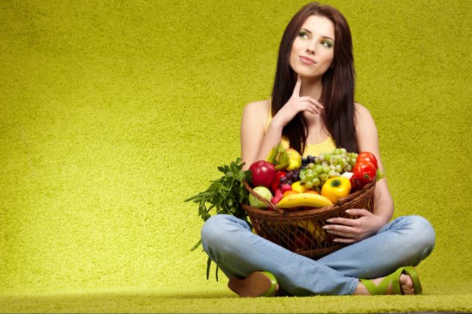 Bei der Ernährung geht es um Ausgewogenheit und eine grundsätzliche Umstellung. Frau mit Obstkorb