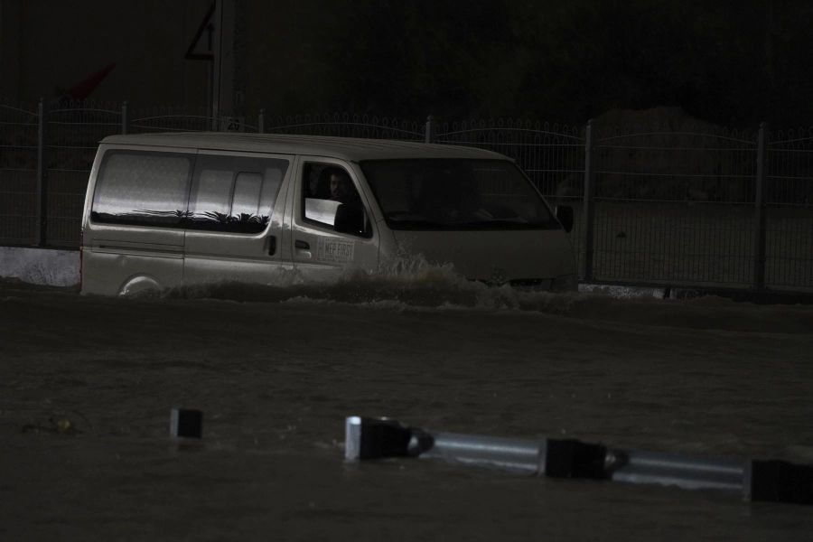 Zahlreiche Autos blieben in den Wassermassen stecken.