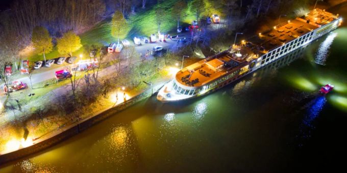 Ein bulgarisches Kreuzfahrtschiff ist in der Nacht auf Samstag in Aschach an der Donau in einem Schleusenbereich gegen eine Betonmauer geprallt. Ein bulgarisches Kreuzfahrtschiff ist in der Nacht auf Samstag in Aschach an der Donau in einem Schleusenbereich gegen eine Betonmauer geprallt.