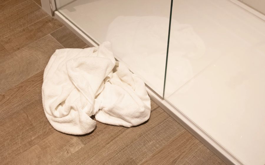 Lassen Sie das nasse Handtuch nach dem Duschen nicht auf den Boden fallen. In der Feuchtigkeit können sich Bakterien oder Pilze schnell ausbreiten. Hängen Sie es sofort zum Trocknen auf!