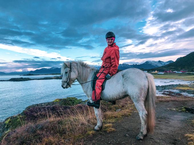 Für jeden Reiter ein Traum: Die Lofoten auf dem Islandpferd erkunden. Reiterin auf Islandpferd auf den Lofoten am Meer.