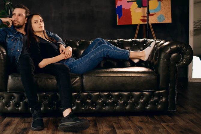 frau und mann auf couch, mann schaut weg, frau – ernst