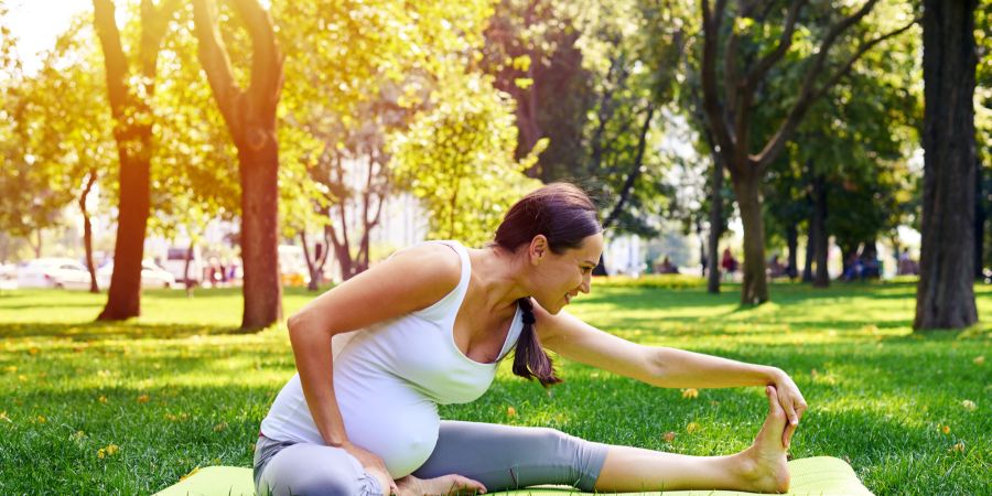 Schwangere beim Yoga