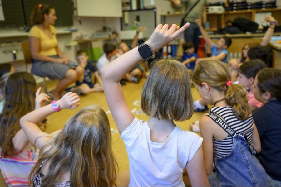 Eine Ösi-Lehrerin soll ihre Schülerinnen und Schüler beleidigt, geschubst und an den Haaren gezogen haben. (Symbolbild)