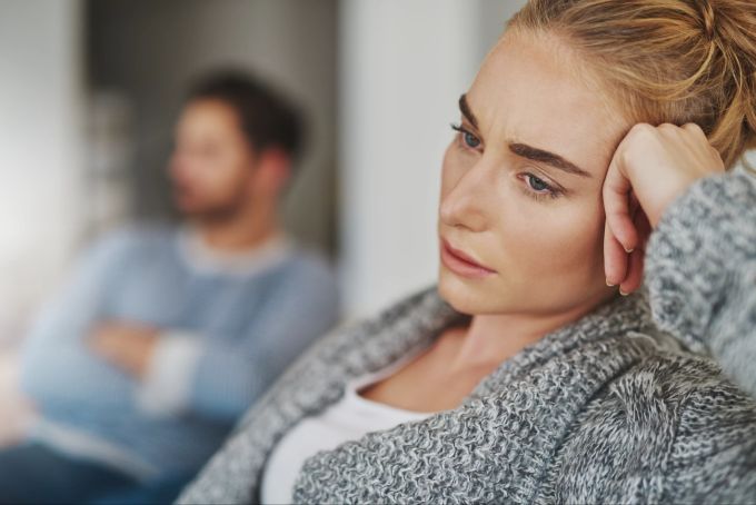 Sobald Lügen in der Partnerschaft zum Alltag werden, sind Vertrauensprobleme vorprogrammiert. Nachdenkliche Frau, Mann