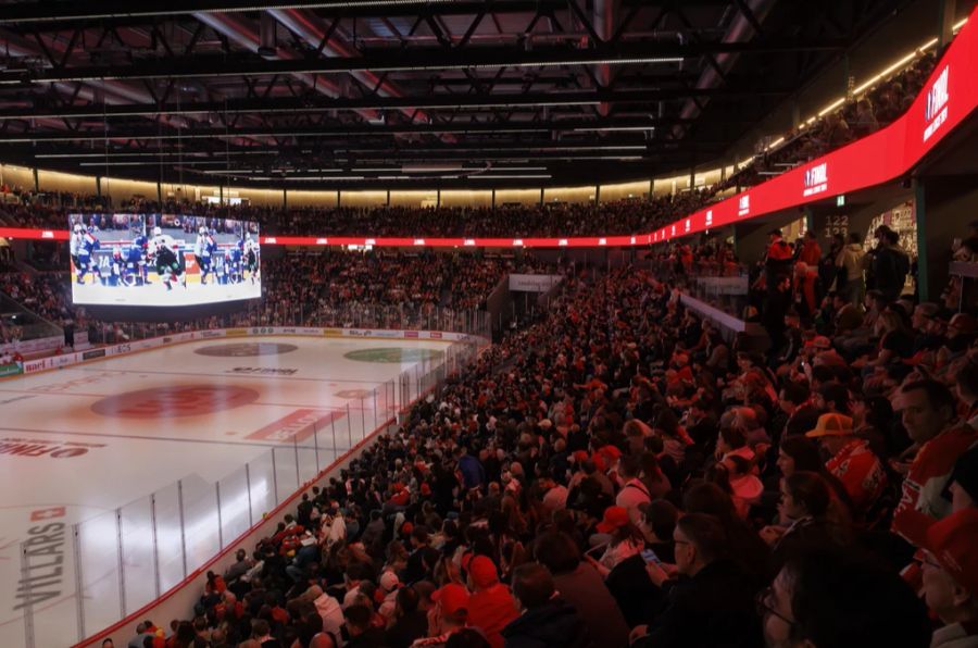 Die Fans des Lausanne HC verfolgen das Spiel ihrer Mannschaft in der heimischen Arena.