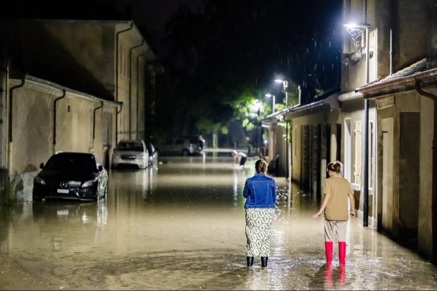 Das Wasser drang in Geschäfte und Restaurants ein, Autos steckten im Wasser fest.